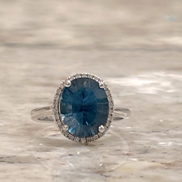 3.5 carat London Blue Topaz w/diamond halo 14 kt white gold ring- size 6 - Picture 4 of 9